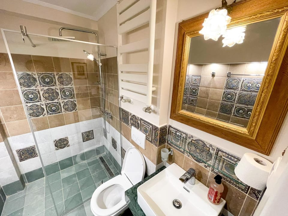 Shower, Toilet, Bathroom