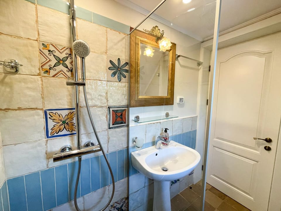 Shower, Toilet