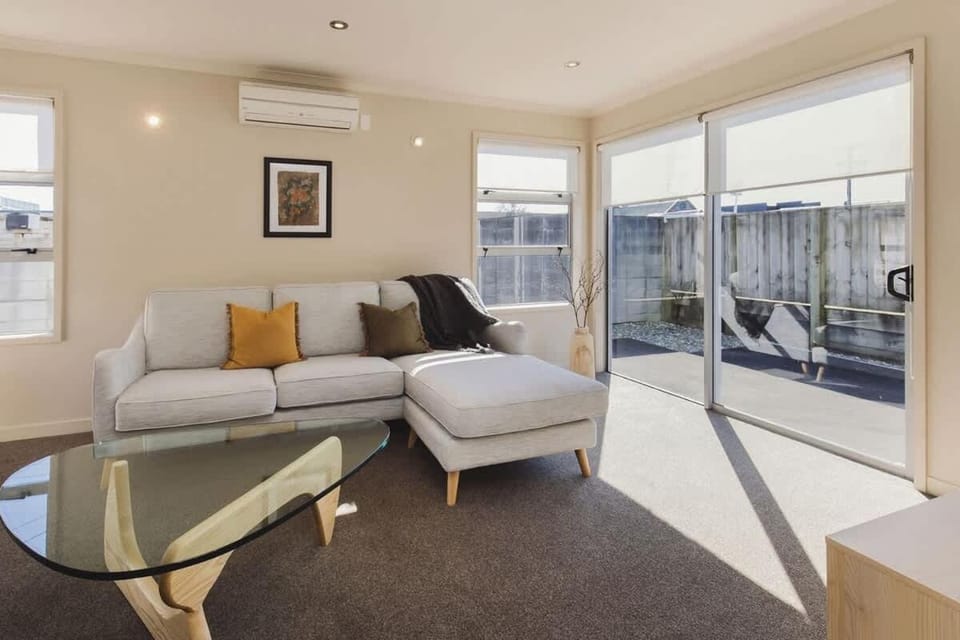 Sail-Shaped Townhouse in New Plymouth Apartment in New Plymouth