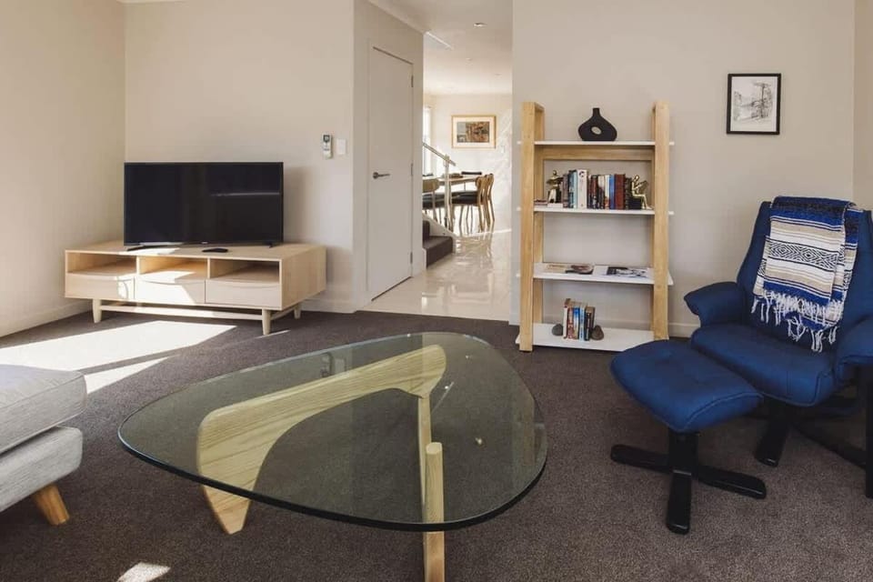 Sail-Shaped Townhouse in New Plymouth Apartment in New Plymouth