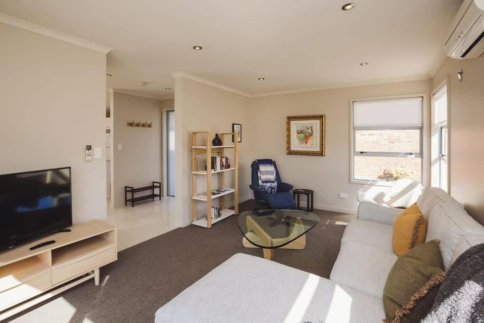 Sail-Shaped Townhouse in New Plymouth Apartment in New Plymouth