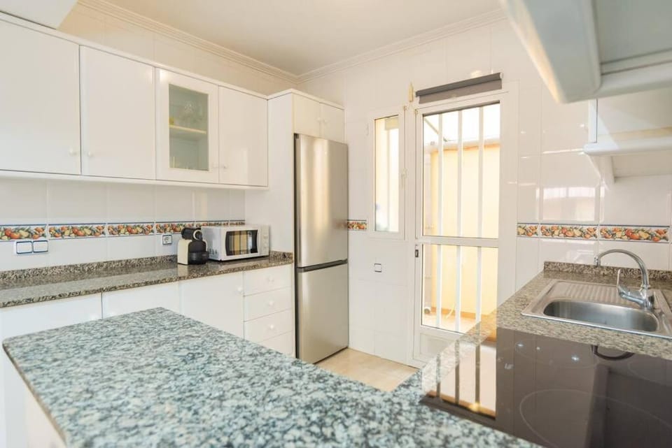 Kitchen or kitchenette, minibar, pet friendly, stove