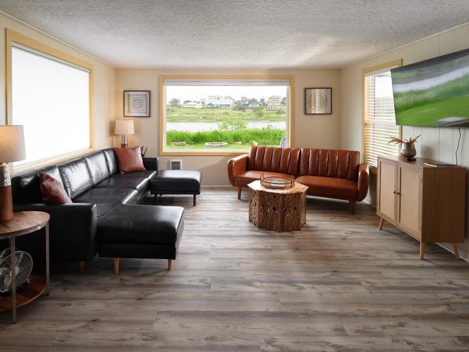 Communal lounge/ TV room, View (from property/room), Living room, River view, River view