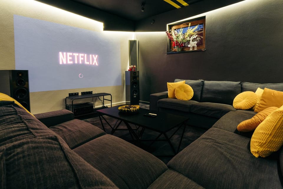 Communal lounge/ TV room, TV and multimedia, Living room, Seating area, Evening entertainment