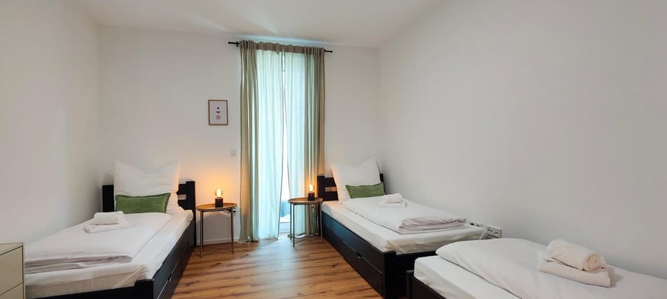 Bed, TV and multimedia, Photo of the whole room, Bedroom, towels, wardrobe