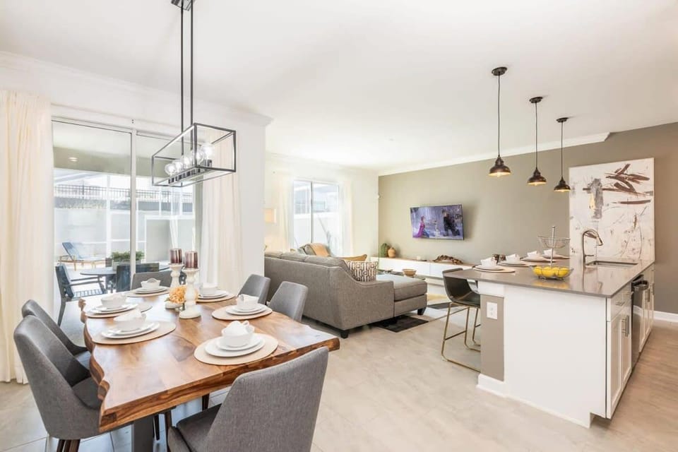 Modern Villa, Themed Beds, Private Pool House in Four Corners