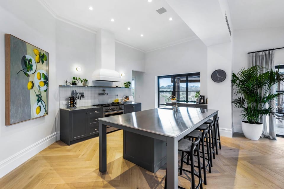 Kitchen or kitchenette, Seating area, Dining area, pet friendly
