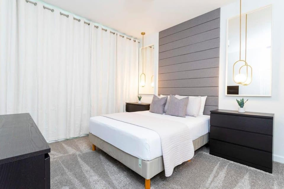 Chic Modern Marvel, Themed Beds, Private Pool House in Kissimmee