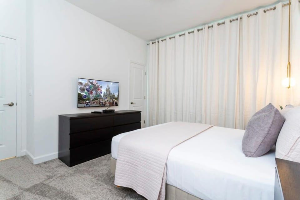 Chic Modern Marvel, Themed Beds, Private Pool House in Kissimmee
