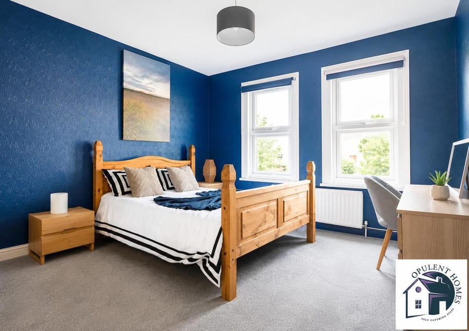 Bed, Photo of the whole room, Seating area, Bedroom