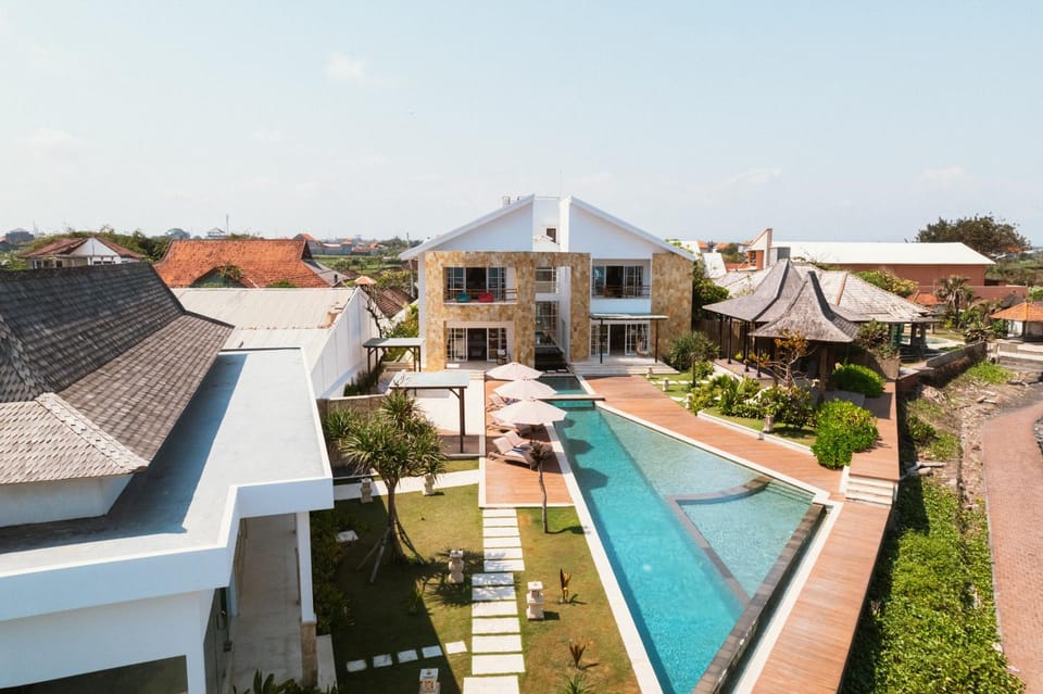 Property building, Day, Pool view, Swimming pool, sunbed