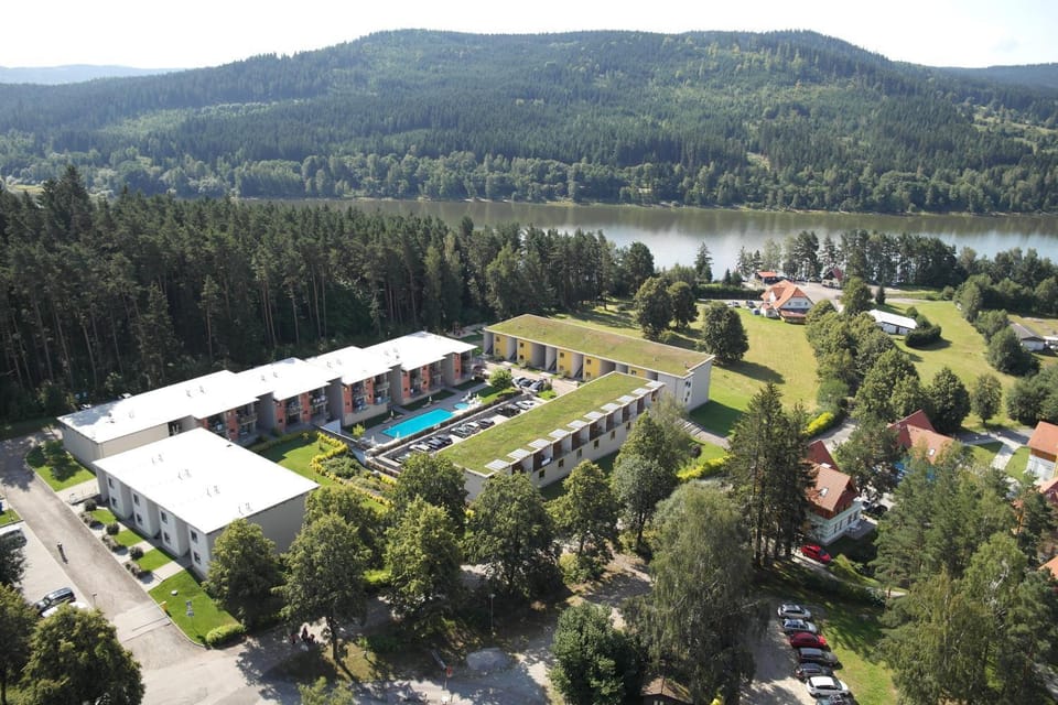 Bird's eye view, Area and facilities