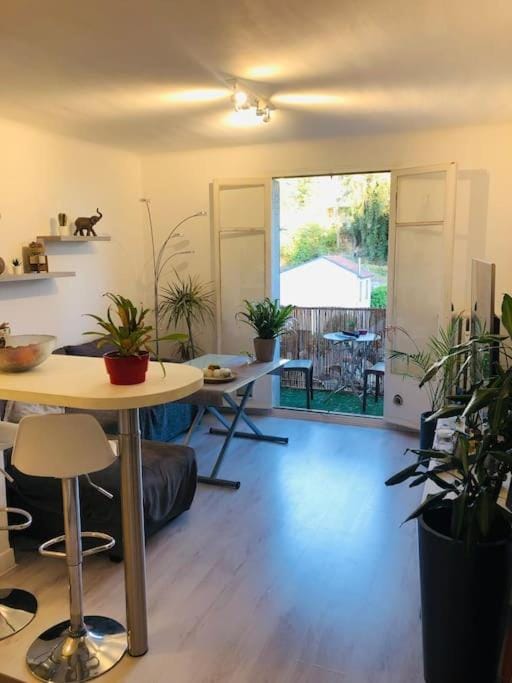 Bel appartement - 50m2 à 7 minutes du centre au calme Apartment in Nice