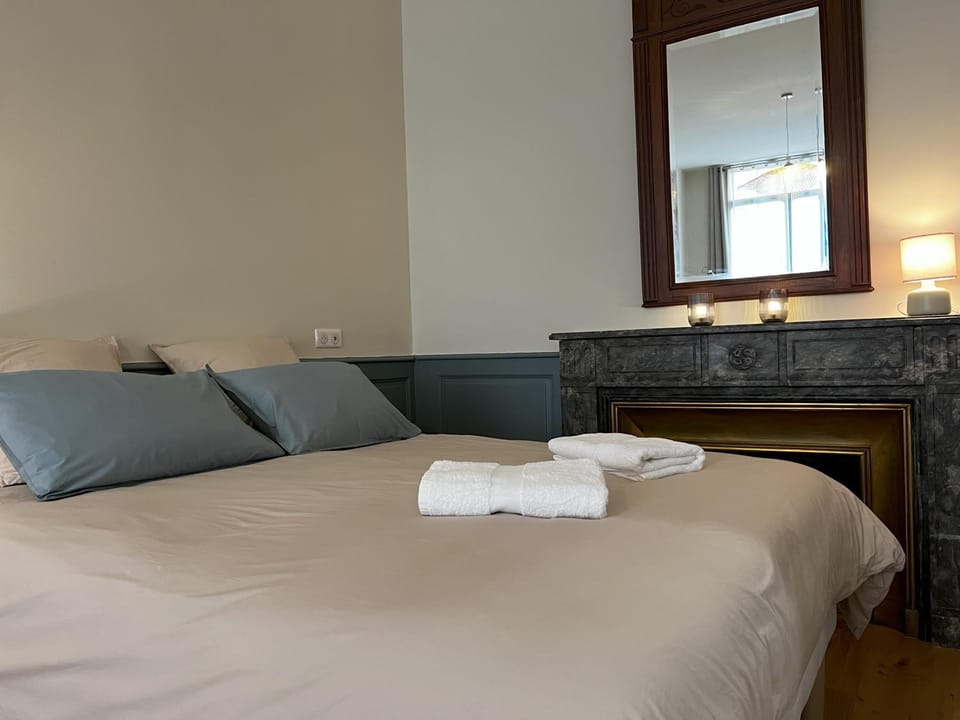 Bed, Photo of the whole room, Bedroom, towels