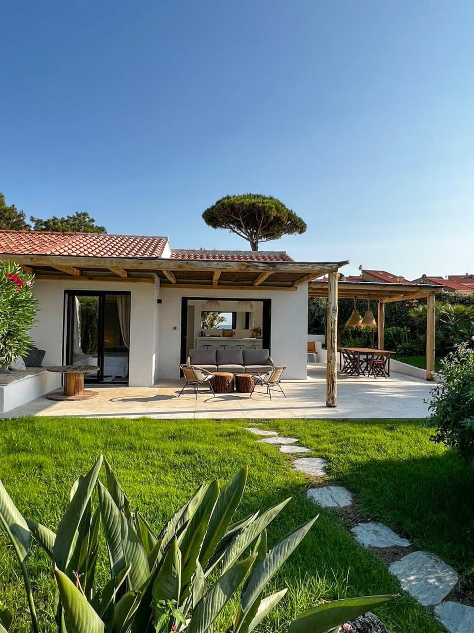 Property building, Day, Natural landscape, Garden, Garden view