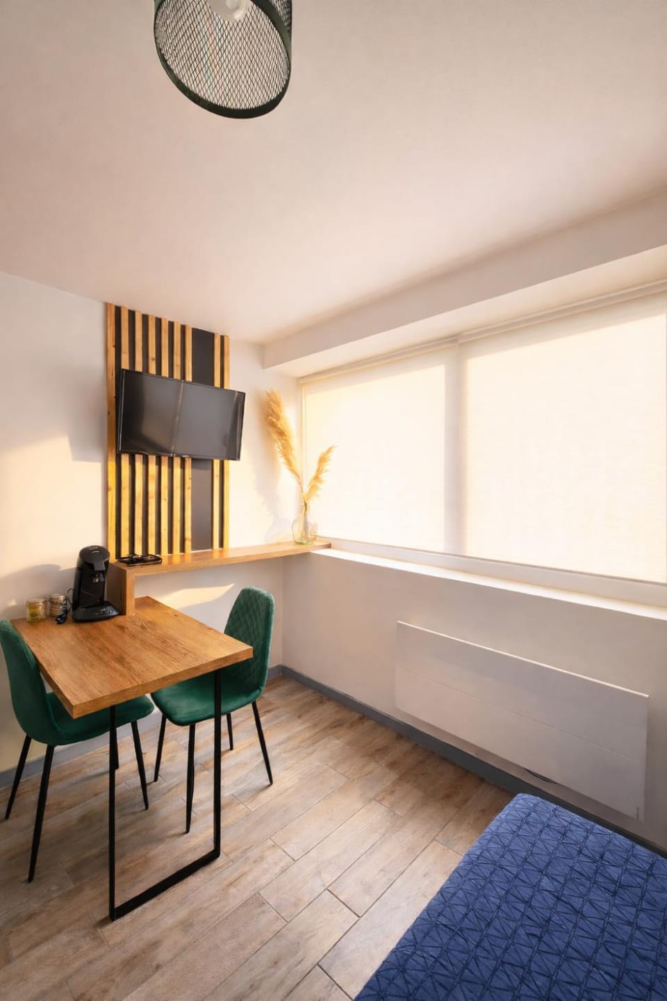 Photo of the whole room, Dining area