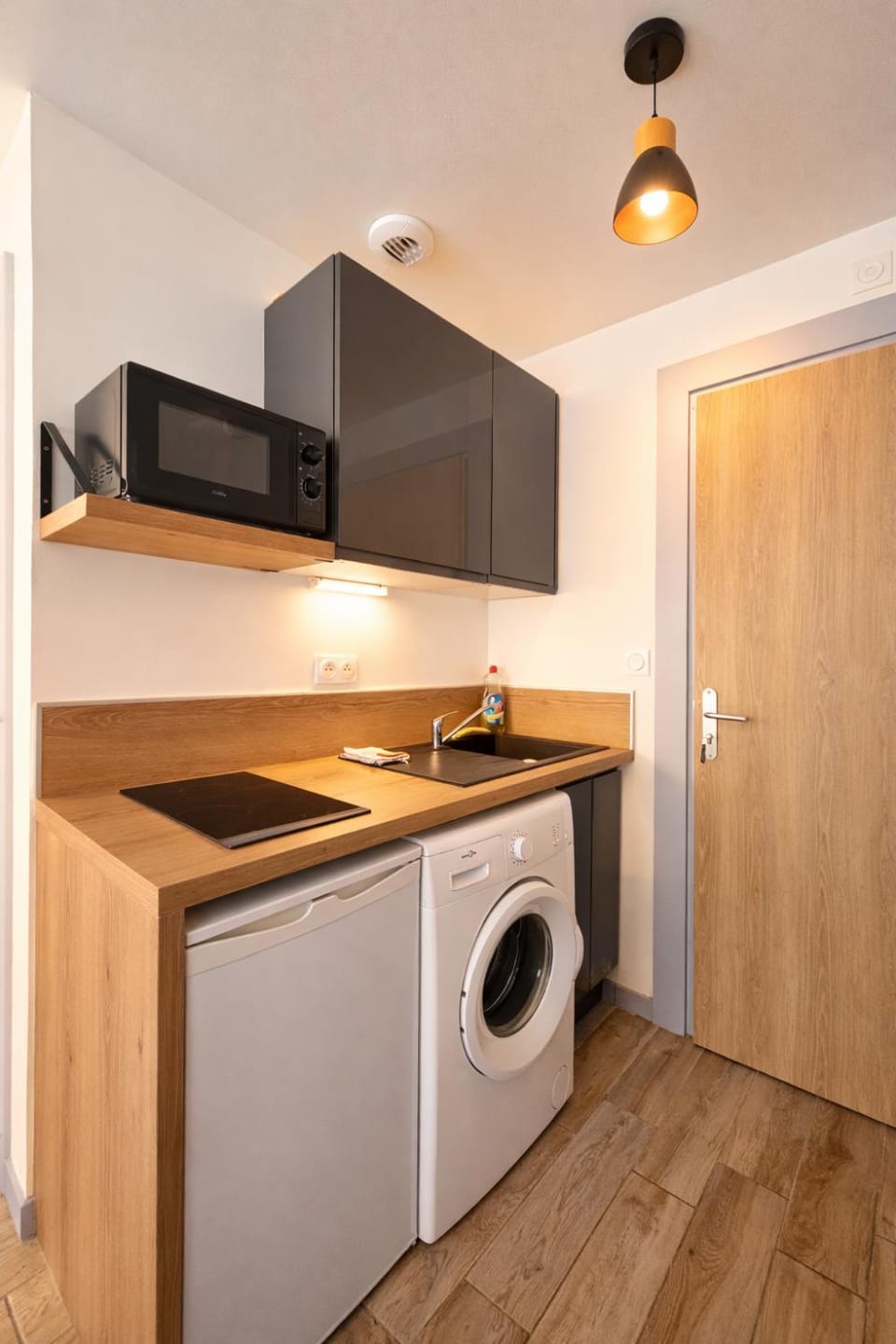 Kitchen or kitchenette, stove, washing machine