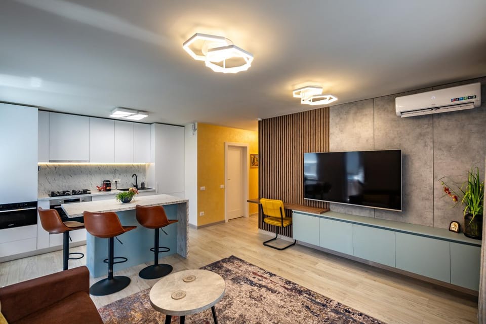 TV and multimedia, Balcony/Terrace, Kitchen or kitchenette, Living room, Seating area, Dining area, Evening entertainment, Parking, internet, internet, oven, stove, laundry, elevator, air conditioner
