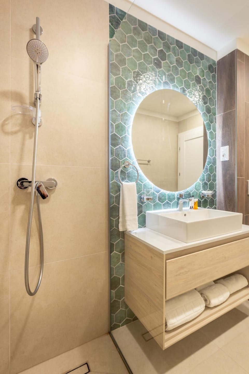 Shower, Toilet, Bathroom, Spa and wellness centre/facilities, hair dresser, hair dryier, towels