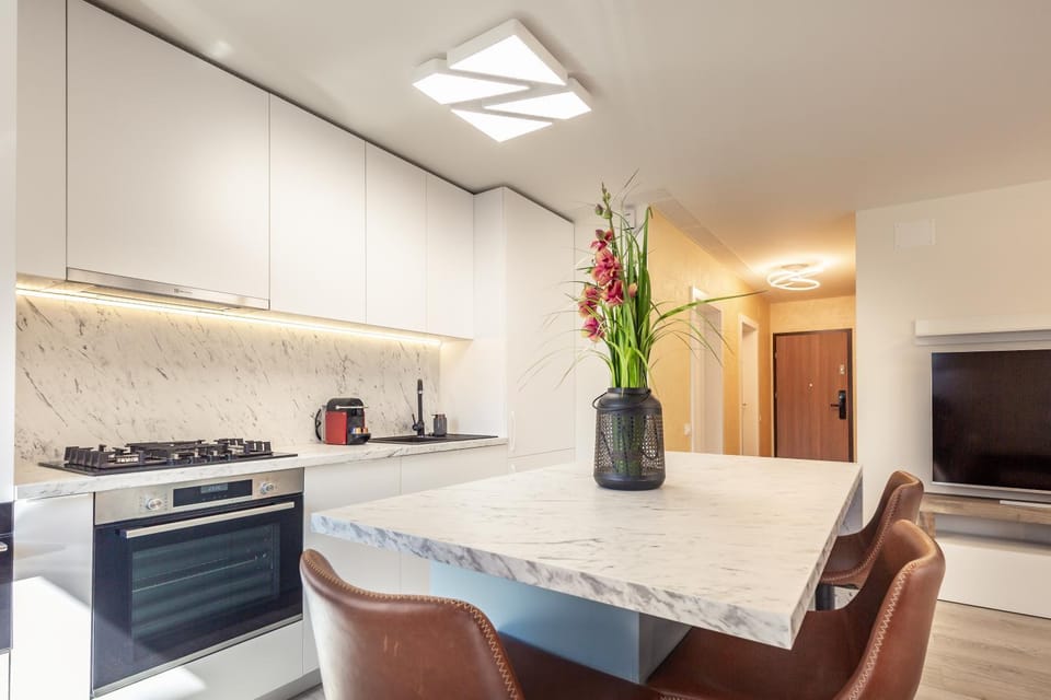 TV and multimedia, Coffee/tea facilities, Kitchen or kitchenette, Living room, Seating area, Dining area, microwave, oven, stove, toaster