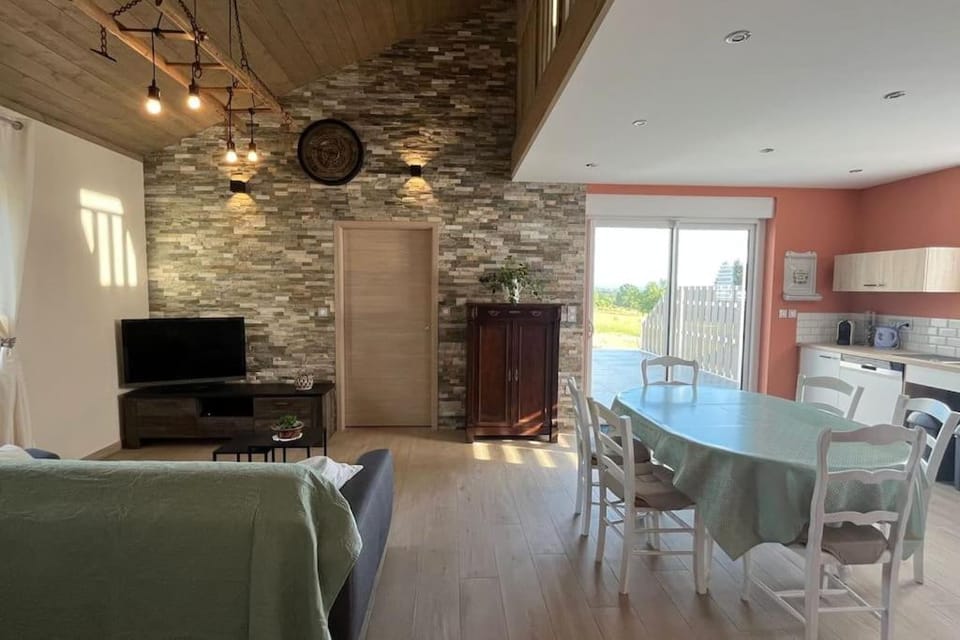 Communal lounge/ TV room, TV and multimedia, Kitchen or kitchenette, Living room, Dining area, minibar, pet friendly, stove