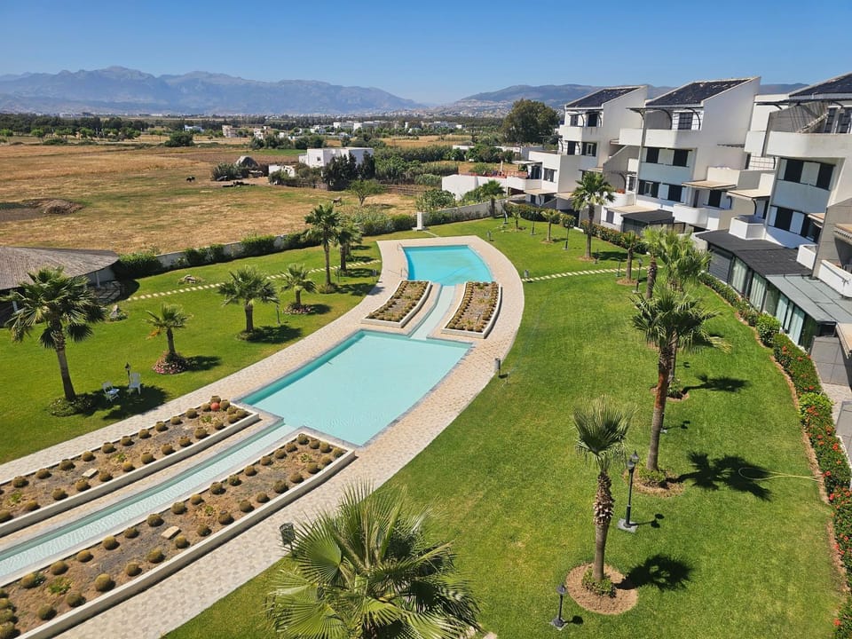 Property building, Spring, Day, Natural landscape, Bird's eye view, Garden, Garden view, Mountain view, Pool view, Swimming pool, sunbed