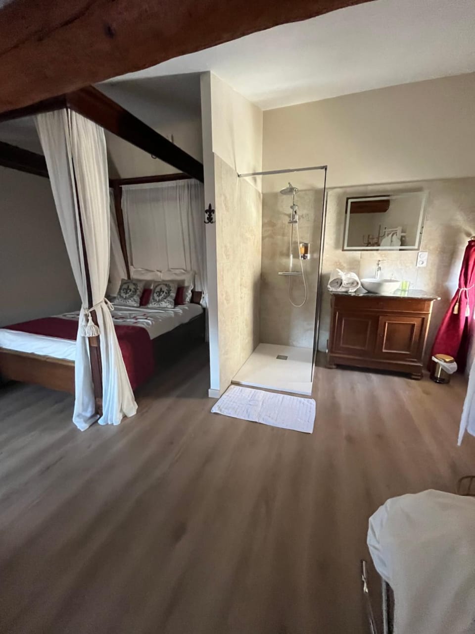 Photo of the whole room
