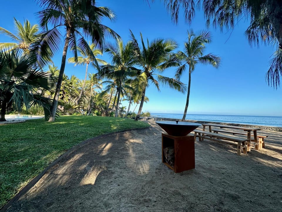 Natural landscape, BBQ facilities, Garden, Dining area, Beach, Sea view