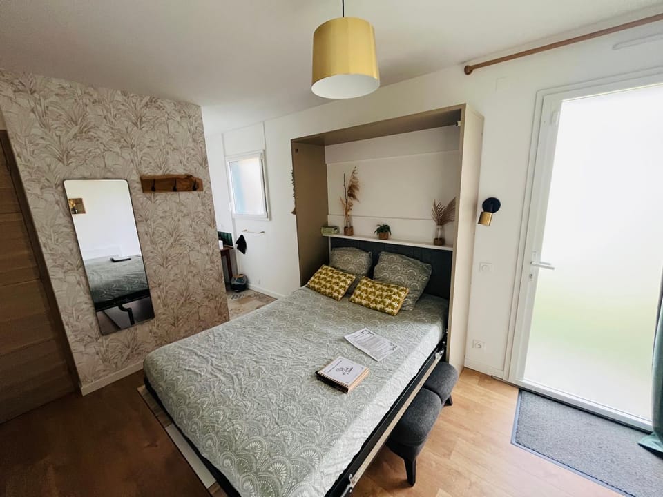 Chambre équipée kitchenette SDB et indépendante proche puy dufou A87 Vacation rental in Pays de la Loire