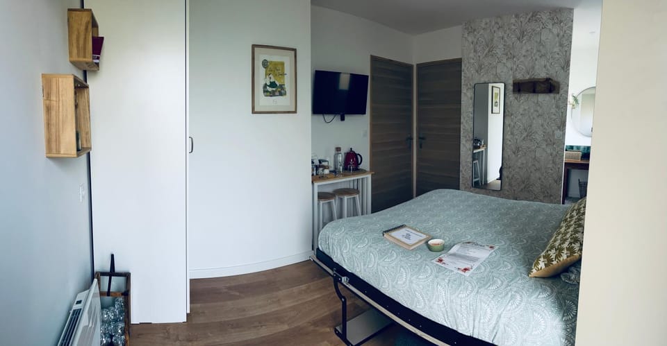 Bed, TV and multimedia, Photo of the whole room, Bedroom, wardrobe