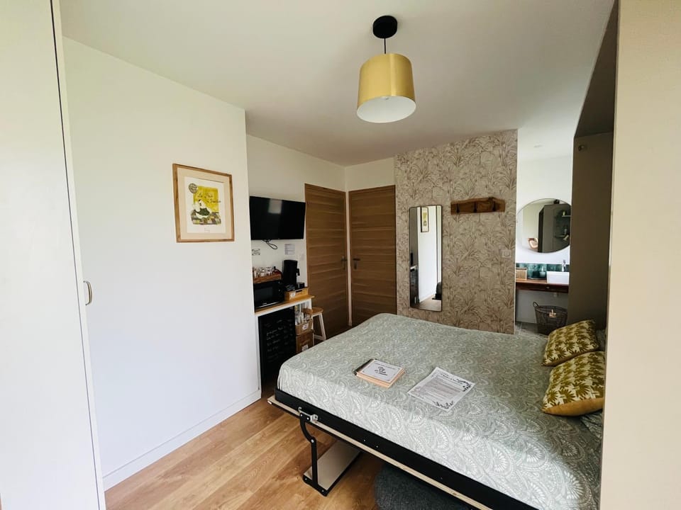 Chambre équipée kitchenette SDB et indépendante proche puy dufou A87 Vacation rental in Pays de la Loire