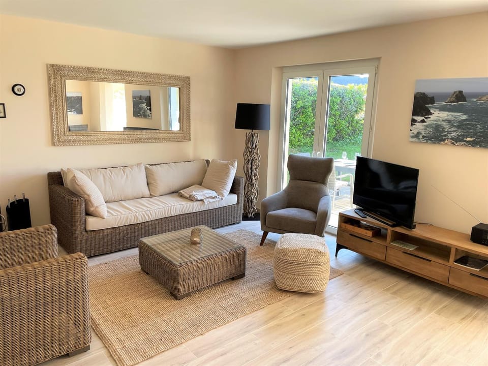 TV and multimedia, Living room, Seating area