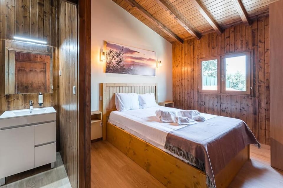 Fernandes Guest house Yellow Bungalow Chalet in Viana do Castelo District, Portugal