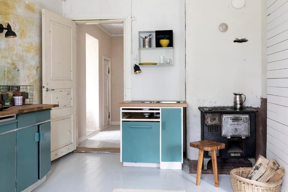 Bright and atmospheric apartment in a hundred year-old log house Apartment in Uusimaa