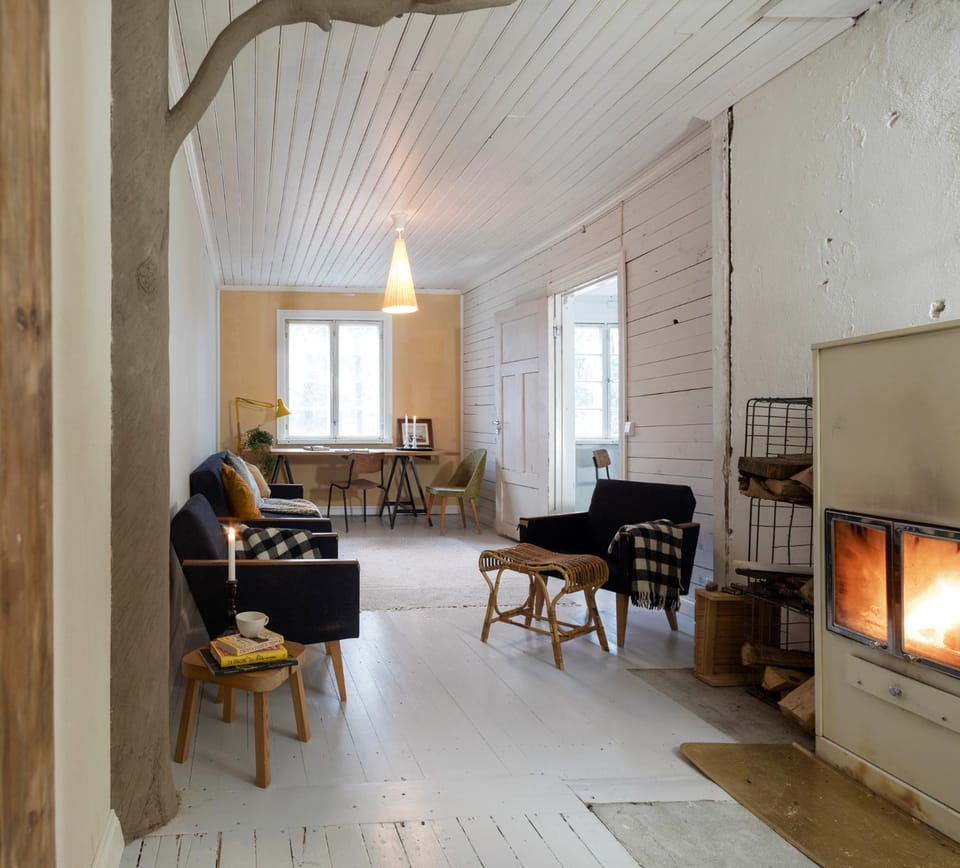 Bright and atmospheric apartment in a hundred year-old log house Apartment in Uusimaa