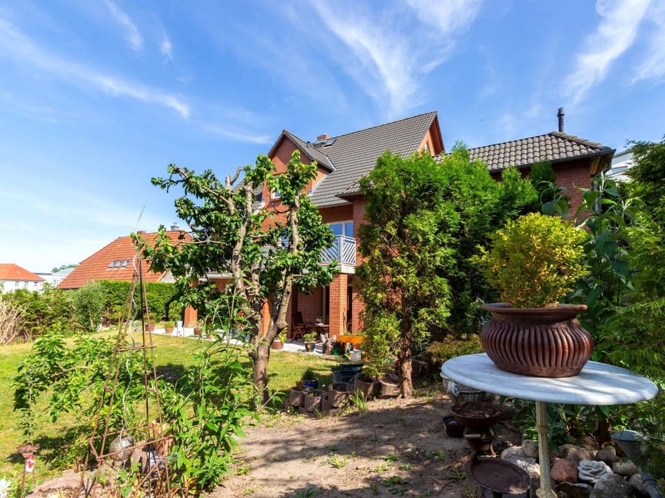 Property building, Facade/entrance, Garden