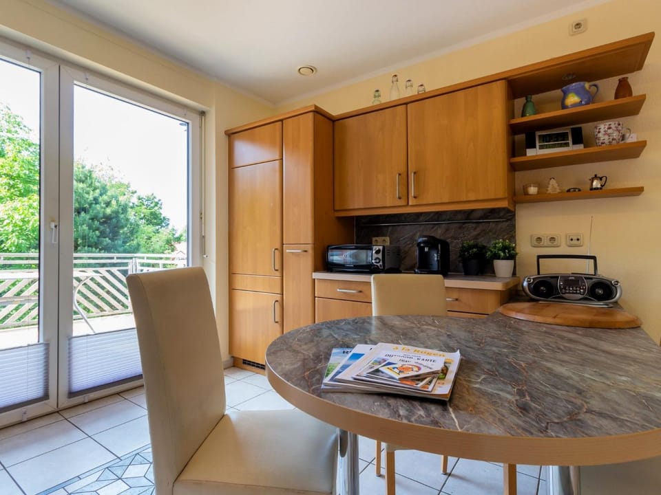 Kitchen or kitchenette, Seating area, Dining area