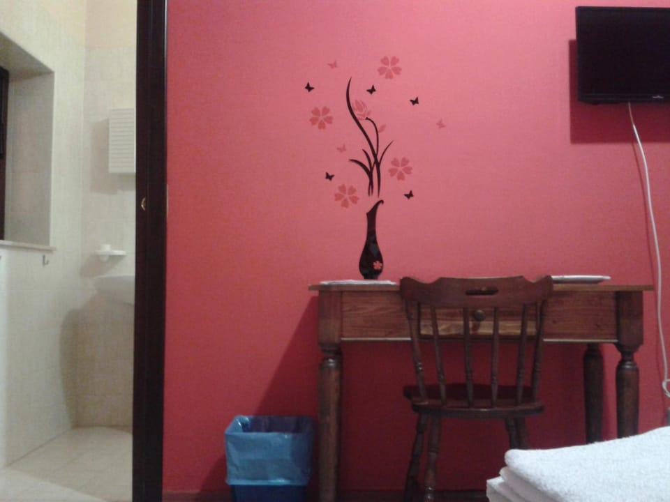 Toilet, Bathroom, TV and multimedia, Decorative detail, Bedroom