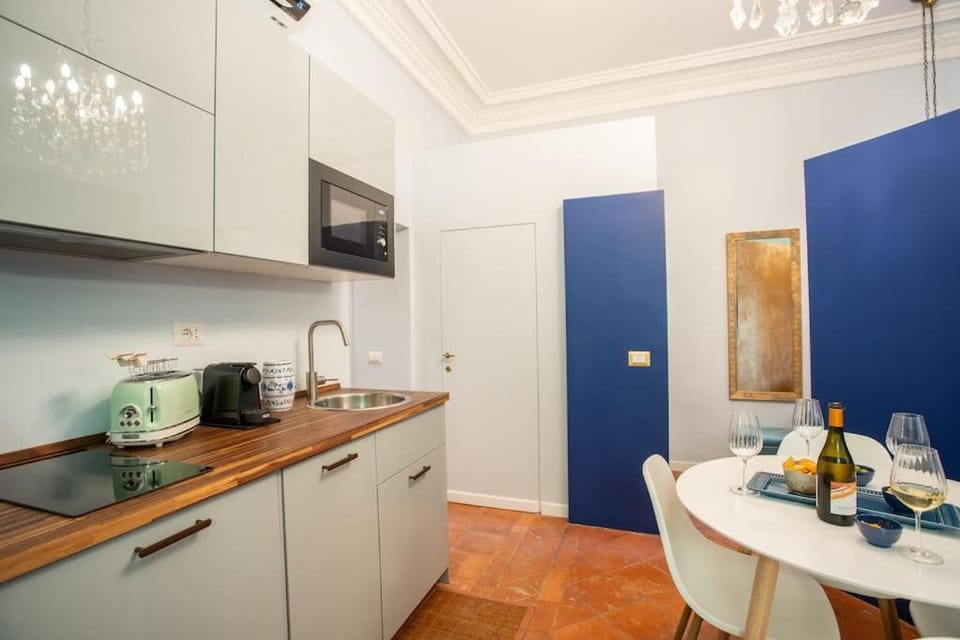 Coffee/tea facilities, Kitchen or kitchenette, Dining area, minibar, stove, toaster