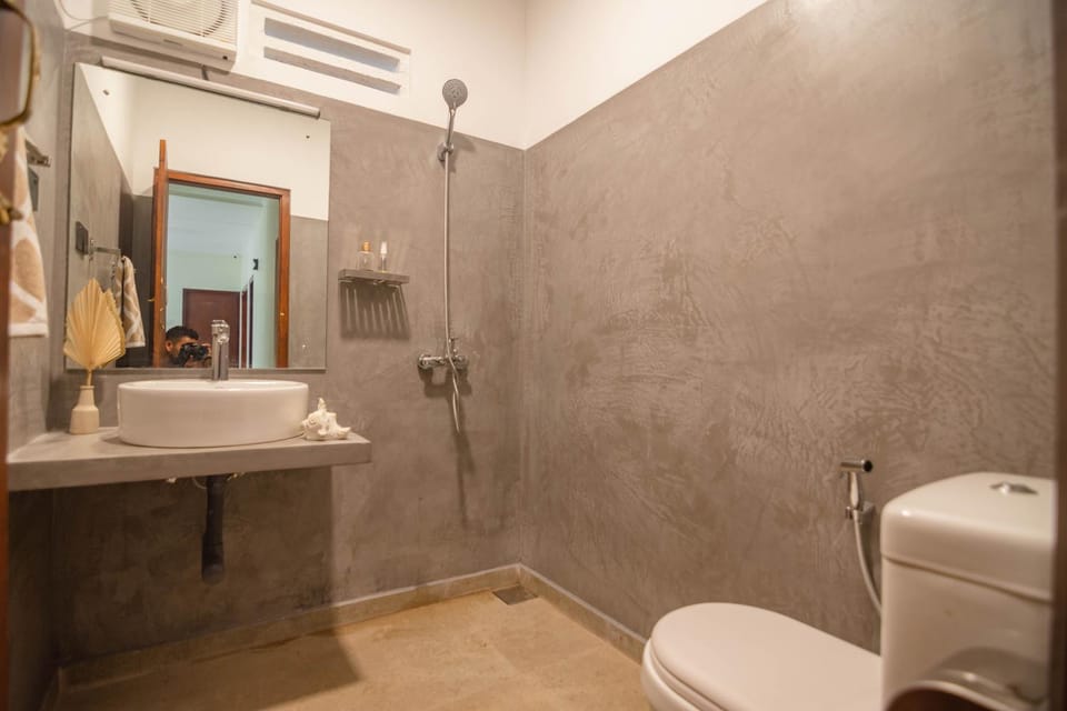 Shower, Toilet, Bathroom, bidet, towels