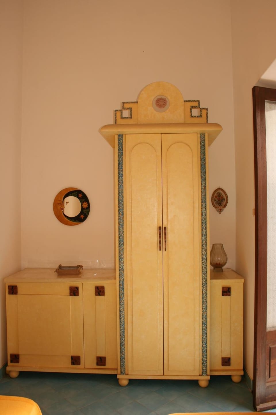 Photo of the whole room, Decorative detail