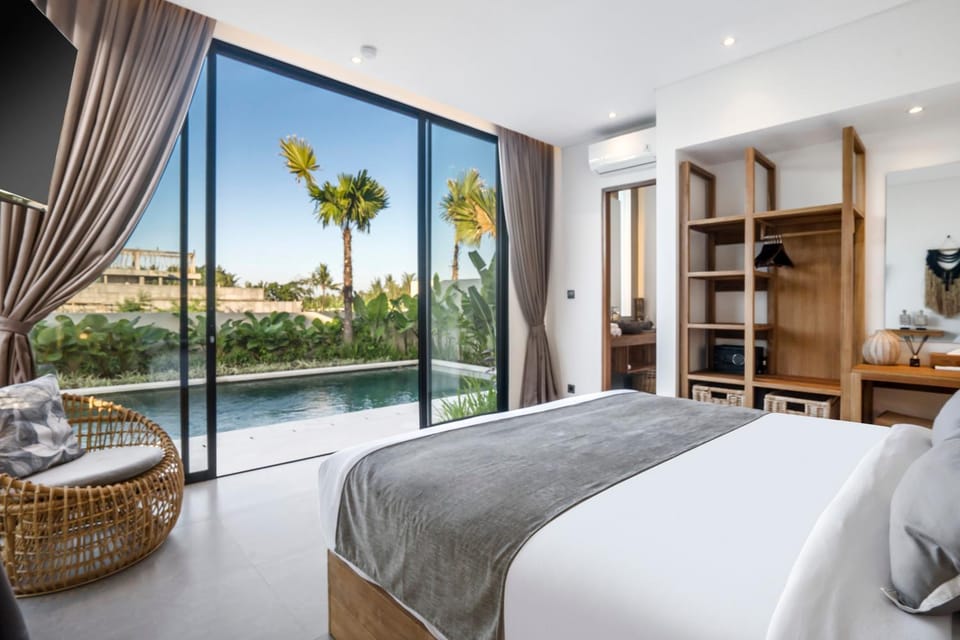 Bed, TV and multimedia, Bedroom, Pool view, air conditioner