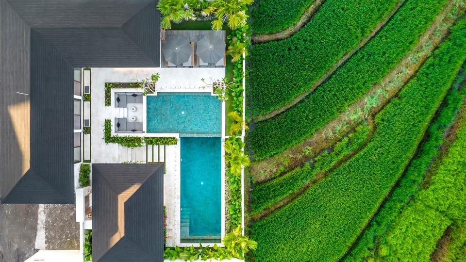 Property building, Bird's eye view, Seating area, Pool view, Swimming pool, Parking, internet, sunbed