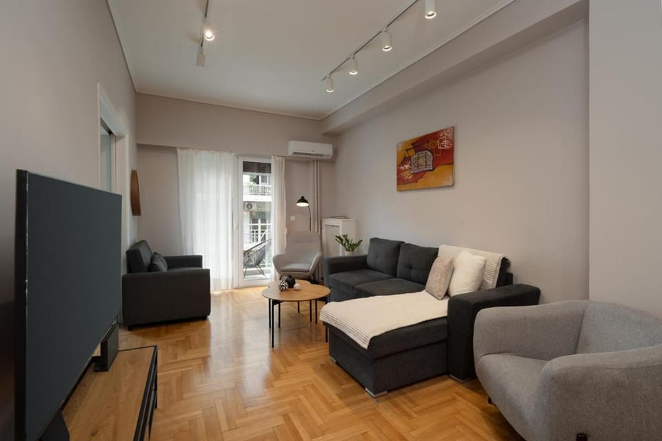 Communal lounge/ TV room, TV and multimedia, Living room, Seating area, Evening entertainment, air conditioner
