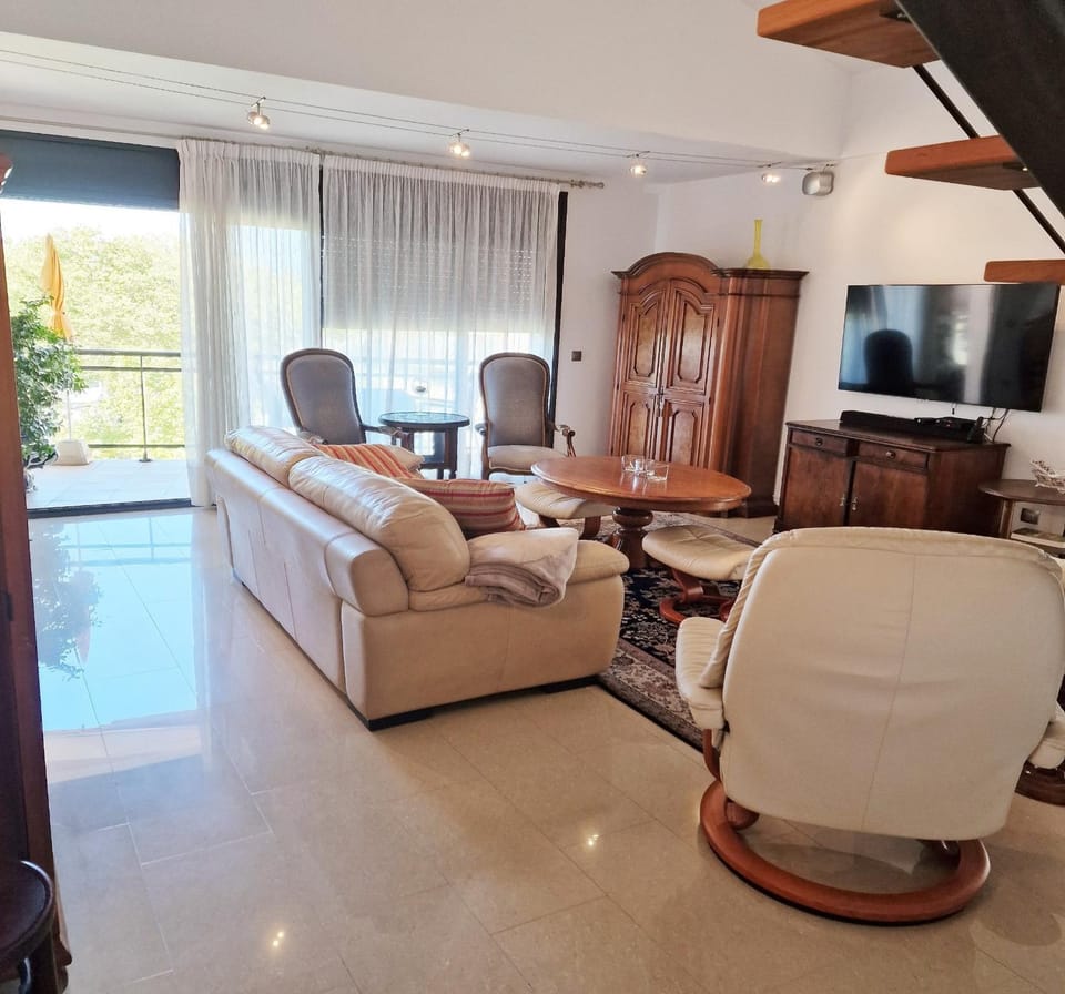 Communal lounge/ TV room, TV and multimedia, Living room, Seating area, Evening entertainment