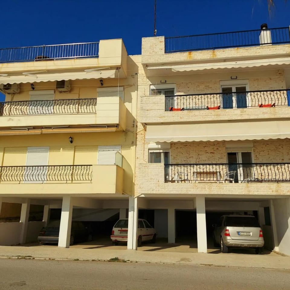 Property building, Day, Balcony/Terrace, Parking