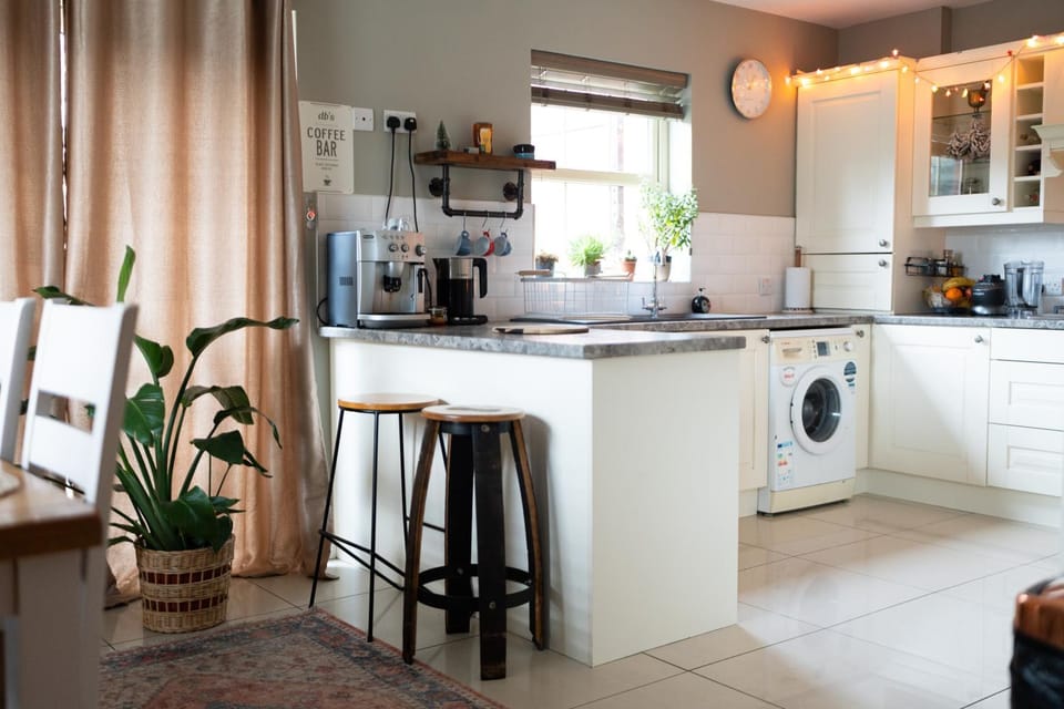 Coffee/tea facilities, Kitchen or kitchenette, Breakfast, dishwasher, oven, stove, toaster