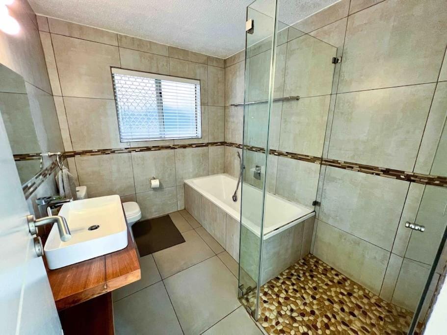 5 Kenwyn on Sea - Beachfront Family Unit Apartment in Dolphin Coast