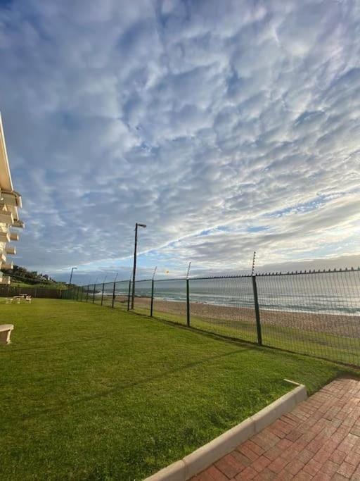 5 Kenwyn on Sea - Beachfront Family Unit Apartment in Dolphin Coast