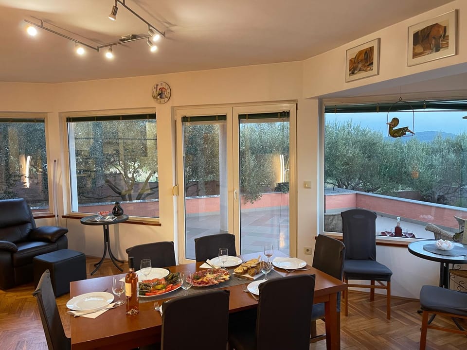 Seating area, Dining area